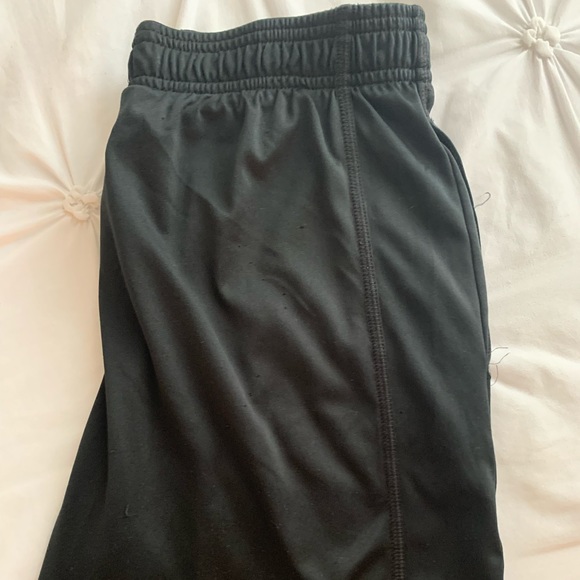 Black under armour basketball shorts - Picture 2 of 2